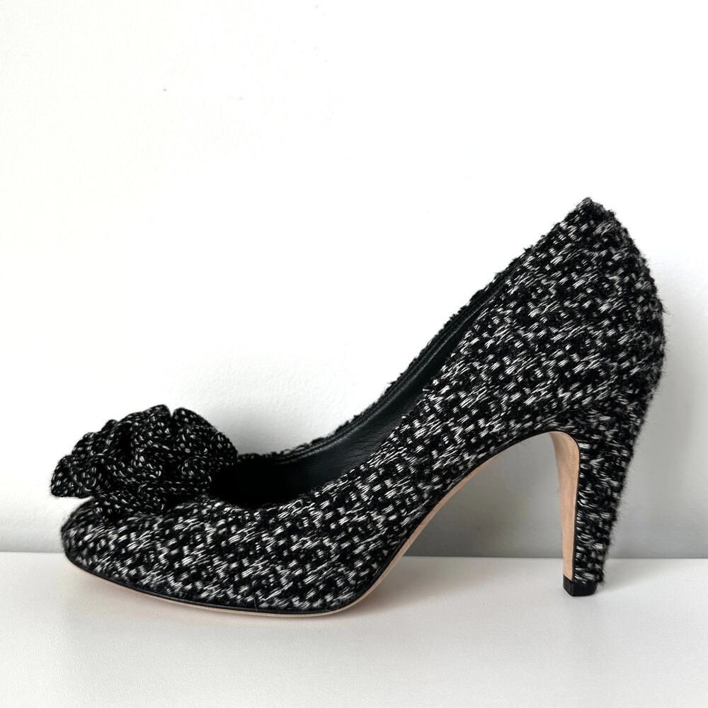 CHANEL 2010 CC Tweed Camellia Flower Heel Pumps Black White IT 38.5 - Picture 3 of 15